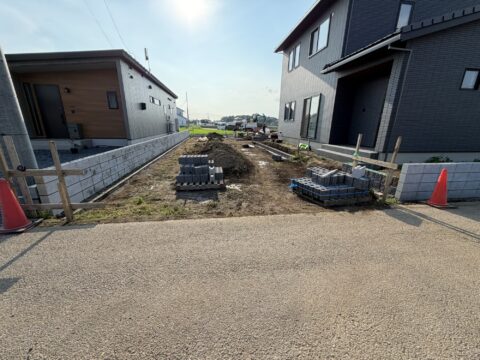 【古河市】境界ブロック積み工事を施工中｜新築外構工事の重要な基礎づくり